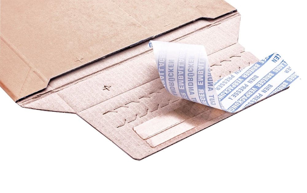 DetailKuvert_braun kartonkuvert mit selbstklebeverschluss